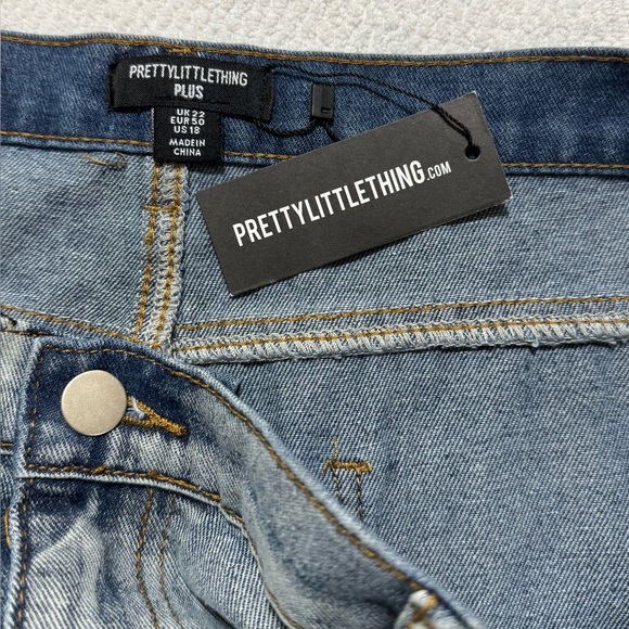 PrettylittleThing Plus 18 Vintage High Waisted Blue Denim Shorts - Picture 3 of 12